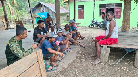 Satgas TMMD Ke-130 Kodim 1808/Mansel Diberikan Pemahaman Tentang Penghormatan Terhadap Masyarakat Adat di Kampung Yamboi Gunung