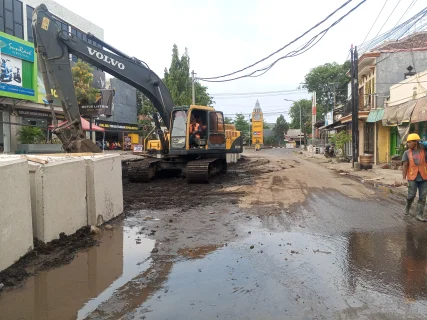 Pedagang di Jalan HOS Cokroaminoto Keluhkan Dampak Pengerjaan Proyek Drainase