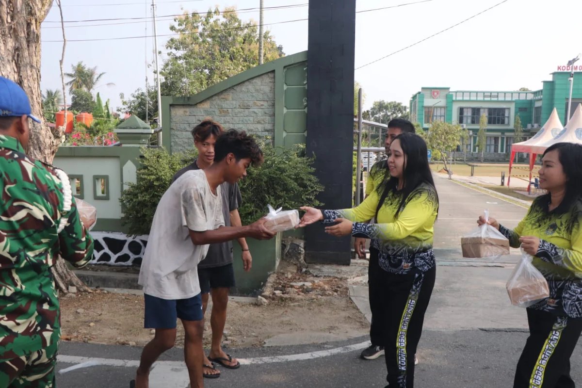 Jum’at Berkah, Kodim 0908/Bontang Tebar Kepedulian Lewat Berbagi Nasi Kotak