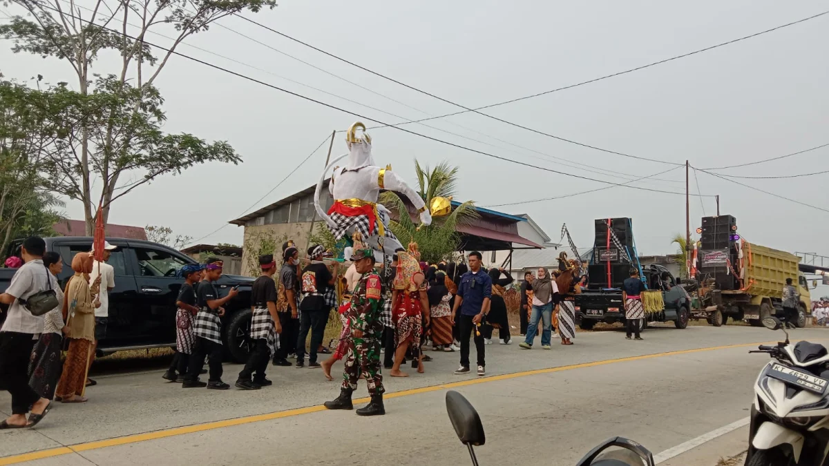 Peduli Kebudayaan, Babinsa Sukomulyo Kawal Karnaval Di Desa Binaan