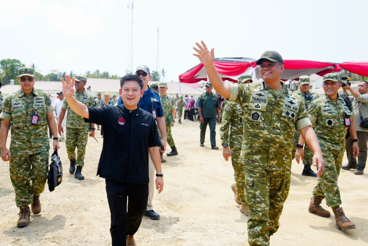 Wakil Panglima TNI Bagikan Sembako dan Tinjau Masak Kuali Merah Putih Bobon Santoso, Perkuat Kebersamaan TNI dan Rakyat