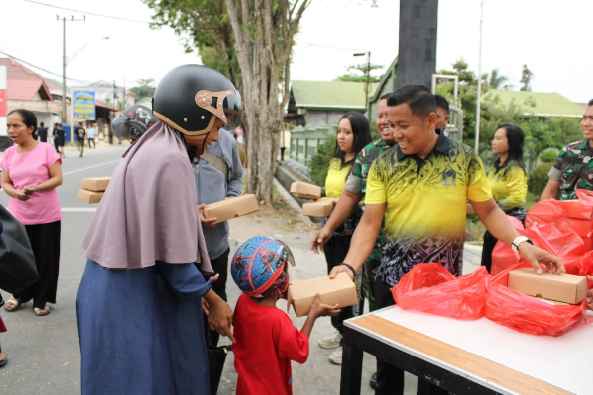 Jum’at Berkah, Kodim 0908/Bontang Tebar Kepedulian Lewat Berbagi Nasi Kotak