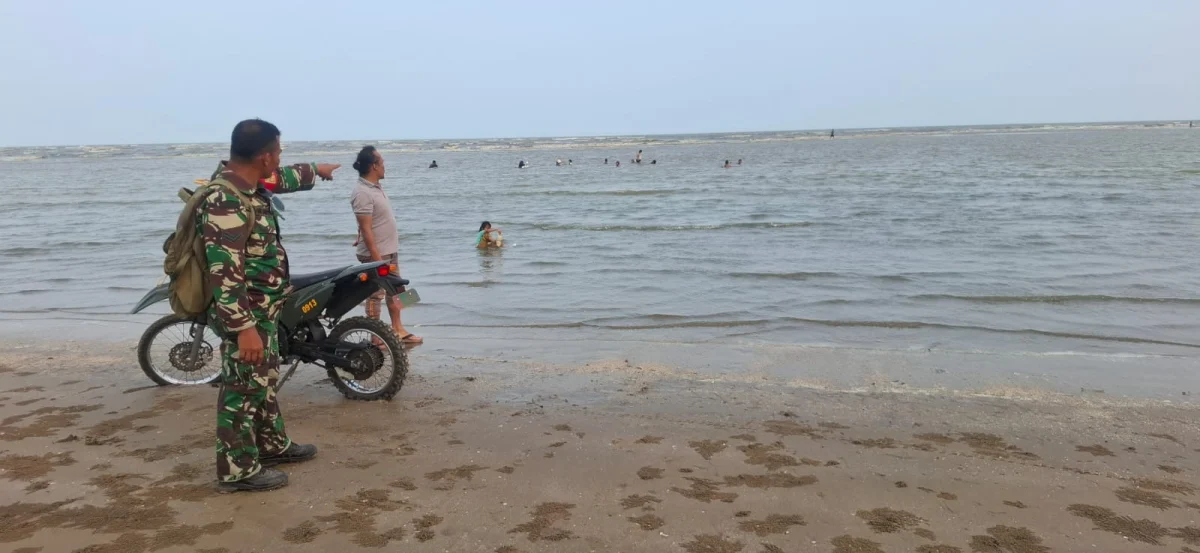 Waspada Saat Berenang, Babinsa Tanjung Tengah Himbau Pengunjung Pantai Corong