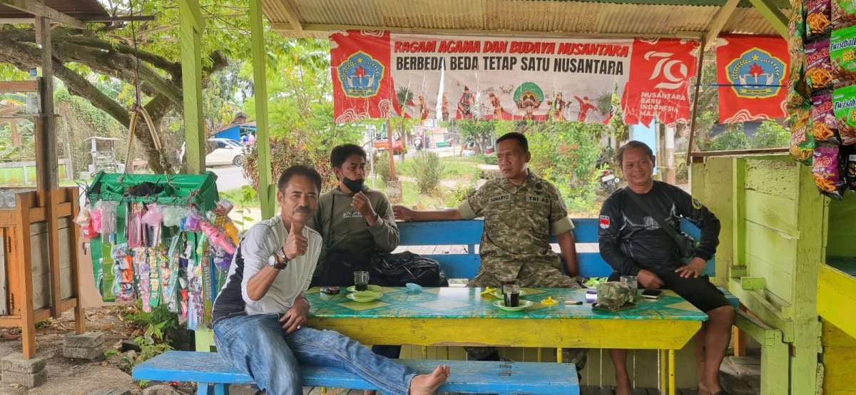 Pererat Silaturahmi dengan Warga, Babinsa Desa Gas Alam Badak 1 Peltu Sunaryo Aktif Laksanakan Komsos