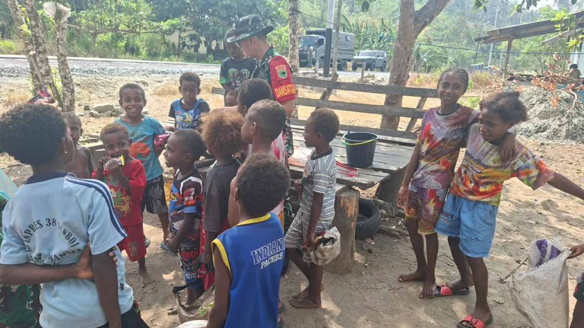 Penuh Kehangatan, Dansatgas TMMD ke-130 Menyapa Anak-Anak Kampung Yamboi