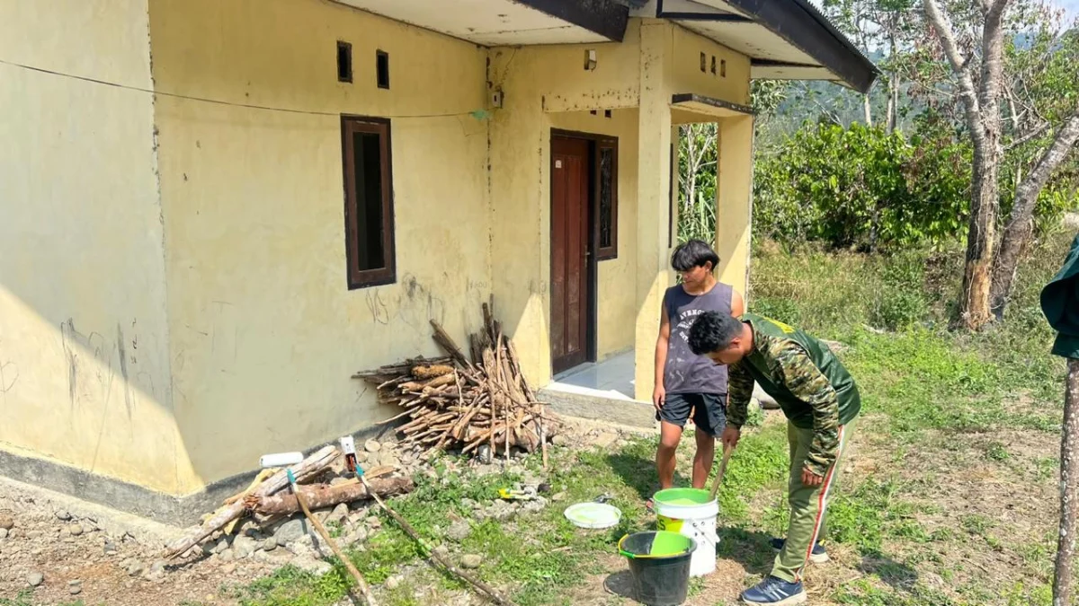 Satgas TMMD ke-130 Kodim 1808/Mansel Percantik Rumah Warga Agar Nyaman Dihuni
