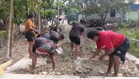 Demi Kampung Lebih Maju, Mama-Mama Kampung Yamboi Turun Tangan Bantu Satgas TMMD