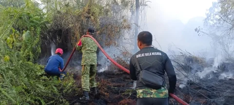 Babinsa Nenang Bersama Tim Damkar Serta Warga Padamkan Karhutla di Wilayah Binaan