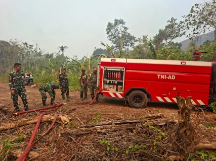 Satgas TMMD ke-130 Bersama Masyarakat Padamkan Kebakaran Lahan di Kampung Mawi