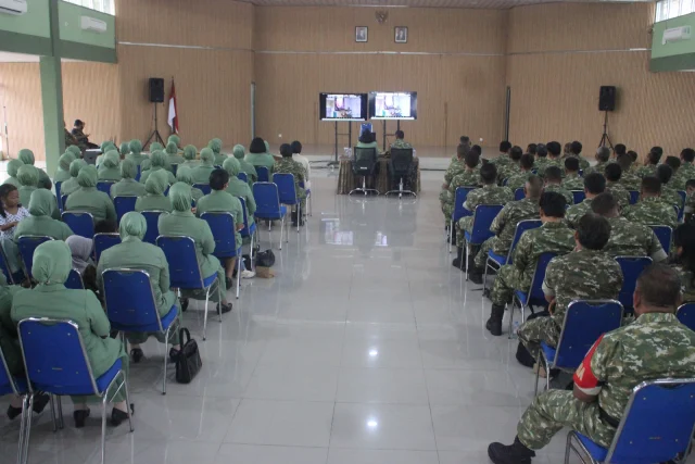 Personil Kodim 0913/PPU Terima Pengarahan Danrem 091/ASN Secara Vicon