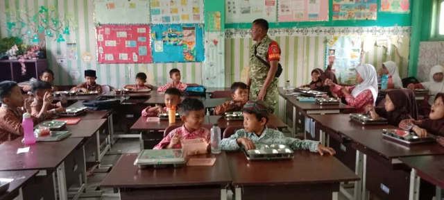 Babinsa Koramil 0908-01/Bontang Utara Pantau Penyaluran program Makan Bergizi Gratis (MBG) Di Wilayah Binaan