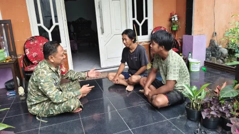 Babinsa Sepan Sosialisasikan Rekturmen TNI Kepada Pemuda Desa Binaan