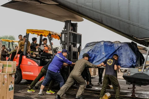 Memasuki Hari Keduabelas OMC, TNI Kirimkan 15 Ton NaCl ke Banjarmasin
