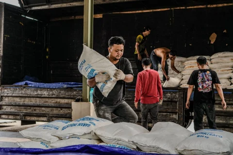 Memasuki Hari Keduabelas OMC, TNI Kirimkan 15 Ton NaCl ke Banjarmasin