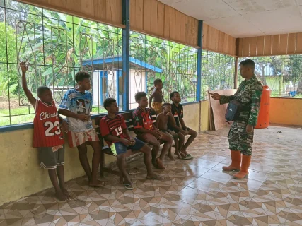 Satgas TMMD Ke-130 Kenalkan Peluang Jadi Prajurit TNI AD kepada Pemuda Yamboi Gunung