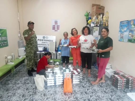 Babinsa Kelurahan Berbas Tengah Dampingi Pemberian Makan Bergizi Gratis di Posyandu Juwita 1