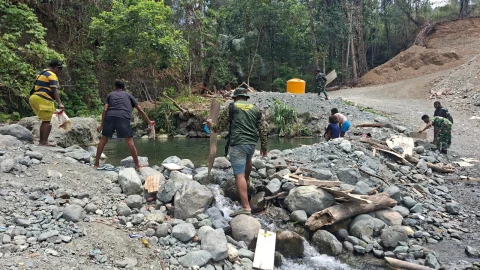 Peduli Keasrian Alam, Satgas TMMD Ke-130 dan Warga Gotong Royong Bersihkan Sungai Yamboi