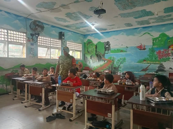 Babinsa Koramil 0908-01/Bontang Utara Pantau Penyaluran MBG di SD Negeri 06 Bontang Selatan
