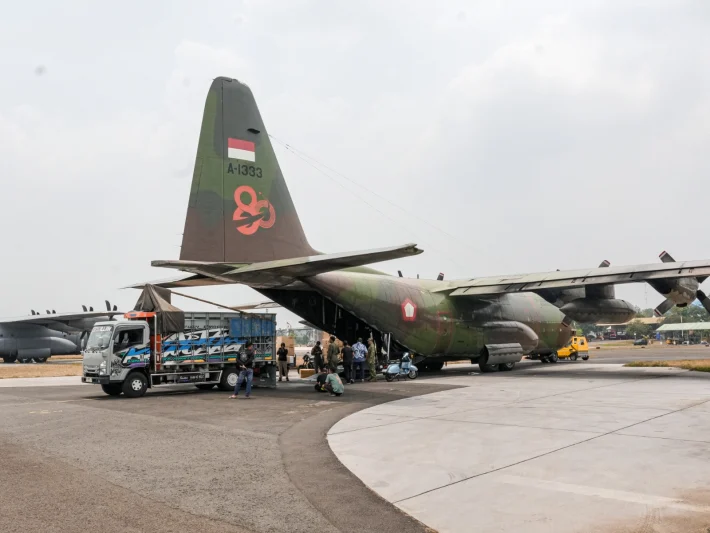 Percepat Penanganan Karhutla, TNI Kirimkan 20 Ton NaCl ke Banjarmasin dan Palembang