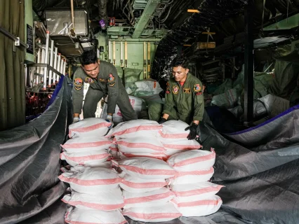 Percepat Penanganan Karhutla, TNI Kirimkan 20 Ton NaCl ke Banjarmasin dan Palembang