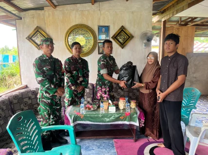 Wujud Kepedulian, Satgas TMMD Ke-130 Salurkan Tali Kasih Kepada Warakawuri