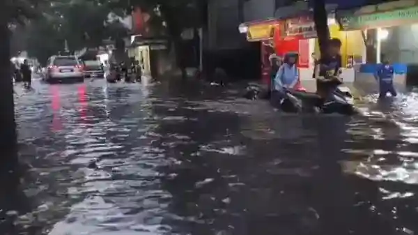 Genangan 50 Sentimeter Lumpuhkan Sebagian Arus di Jalan Cibaduyut