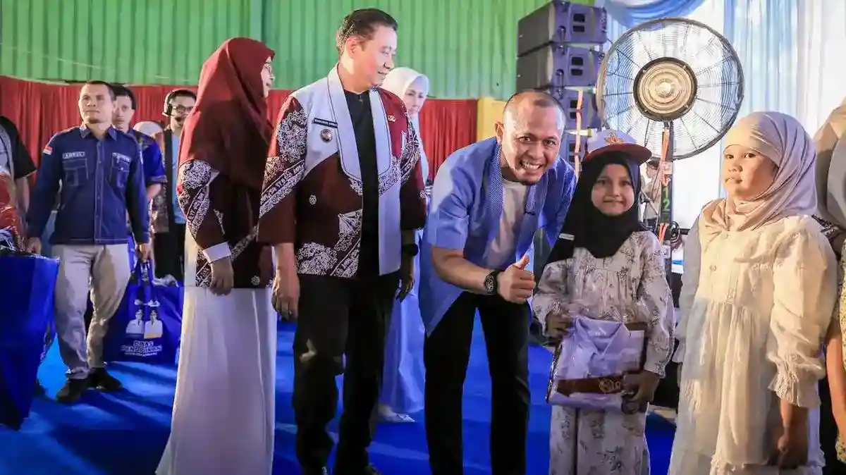 Pekanbaru Salurkan Seragam Gratis bagi 19.900 Siswa SD dan SMP Negeri