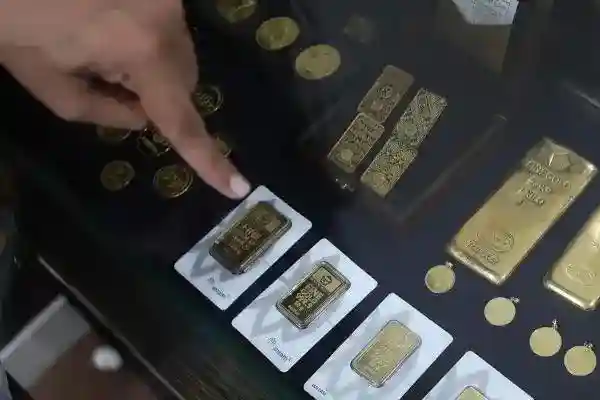 Harga Emas Antam Turun Rp13.000 per Gram, Buyback Ikut Melemah