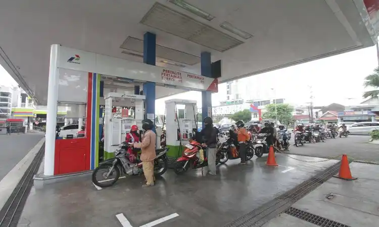 Kebiasaan Berkendara yang Diam-Diam Menguras BBM Motor