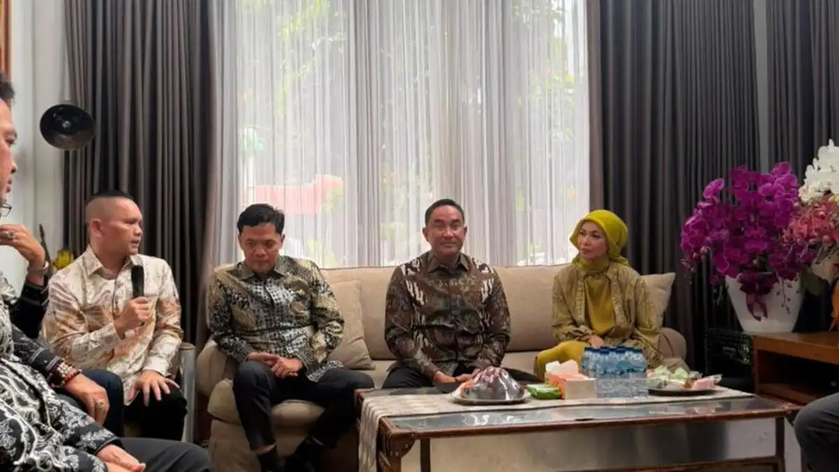 Pertemuan tersebut berlangsung dalam suasana hangat dan penuh kekeluargaan yang diakhiri dengan makan siang bersama