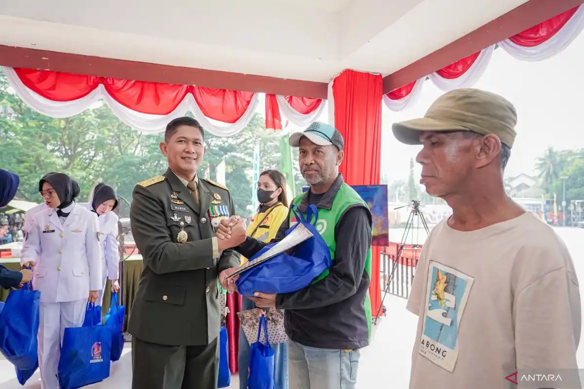 Kodam Pattimura Salurkan Bantuan Sembako bagi Warga Maluku pada HUT ke-81 TNI