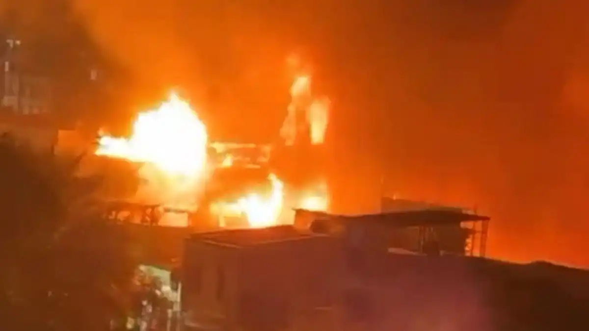 Kebakaran di Kramat Pulo Ditangani Puluhan Unit Pemadam