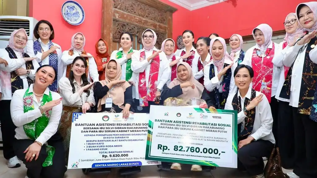 Acara yang digelar Yayasan Batik Indonesia (YBI) ini mengusung tema “Batik Berlayar”