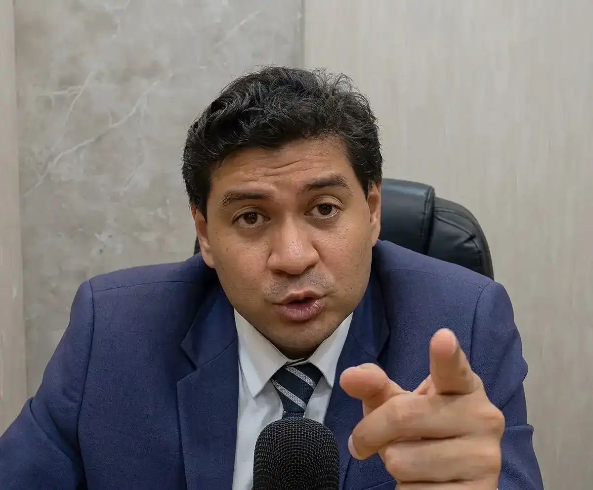 Ia meminta Roy tidak memperpanjang perdebatan di ruang publik dan mengikuti proses hukum yang sedang berlangsung