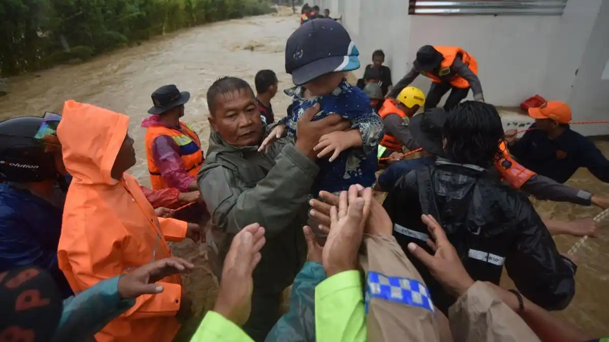 Evakuasi Warga Terdampak Banjir Bandang di Sejumlah Wilayah Padang Masih Berlangsung