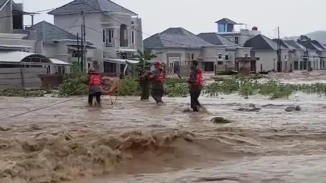 Sejauh ini, belum ada laporan resmi terkait jumlah korban karena proses evakuasi masih terus berlangsung hingga malam ini