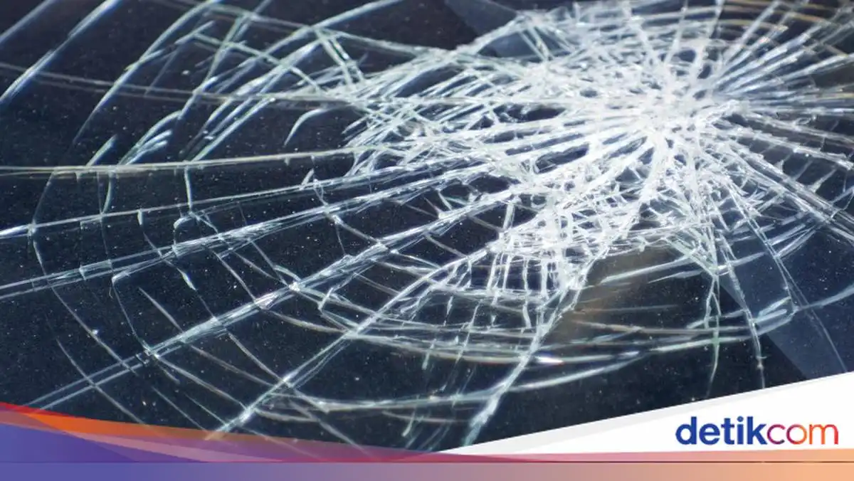 Keduanya meninggal kecelakaan akibat dikejar-kejar pelajar membawa senjata tajam