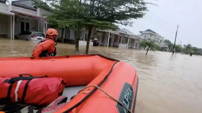 Banjir Rendam Dua Kecamatan di Padang, Tim Gabungan Evakuasi Warga Terjebak
