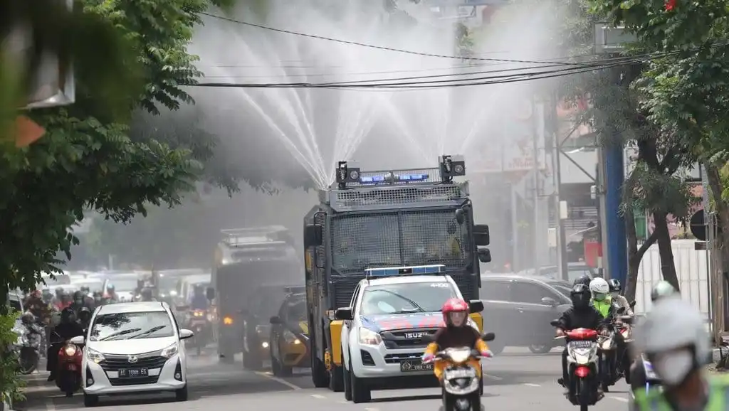 Menguji Efektivitas Kendaraan Water Cannon Padamkan Kebakaran