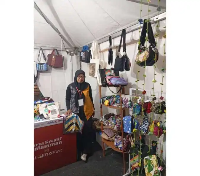 Sementara itu, D’Craft menggandeng warga sekitar, termasuk ibu rumah tangga, untuk membantu memenuhi permintaan ketika pesanan meningkat