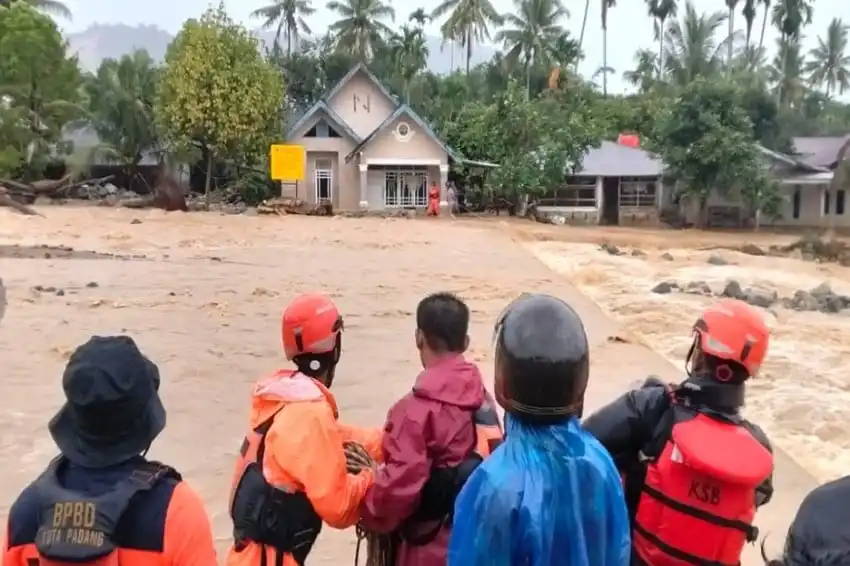 Banjir Terjang Kota Padang, Tim SAR Gabungan Evakuasi Ratusan Warga