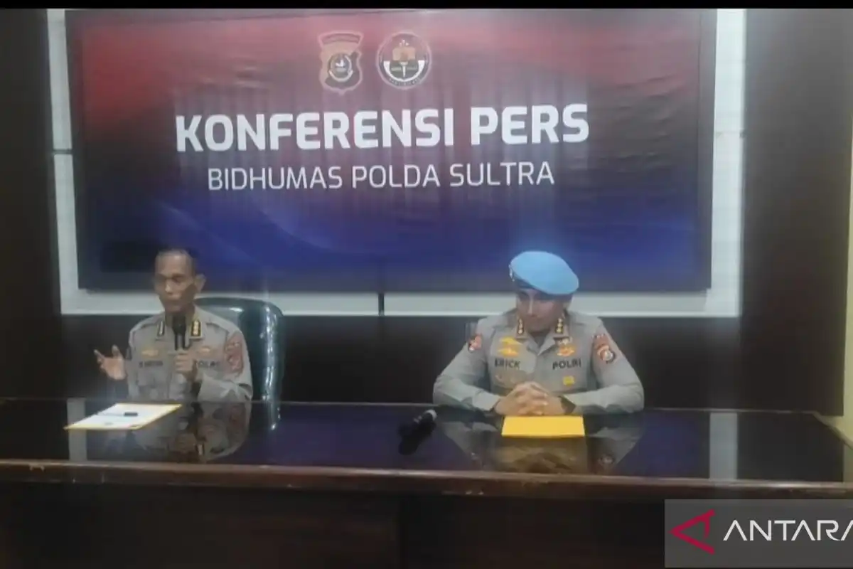 Lantaran korban menolak, terjadi aksi tarik-menarik telepon seluler yang menyebabkan keduanya terjatuh
