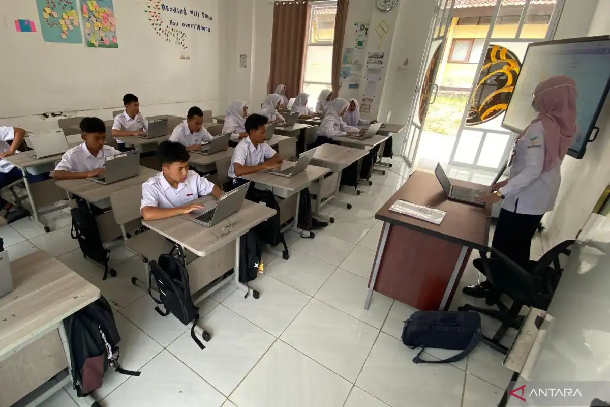 Pembelajaran Digital Membekali Siswa Sekolah Rakyat Garut Menghadapi Perkembangan Teknologi