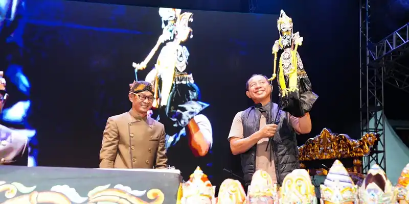 Panglima TNI dan Antusiasme Warga Menyambut Pagelaran Wayang Golek di Pangandaran