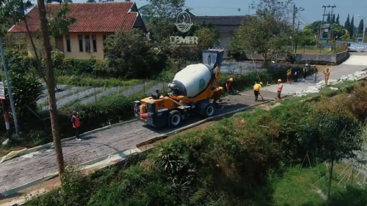 Jawa Barat Siapkan 18 Unit Pengolah Beton Bergerak untuk Percepatan Jalan Desa Terpencil