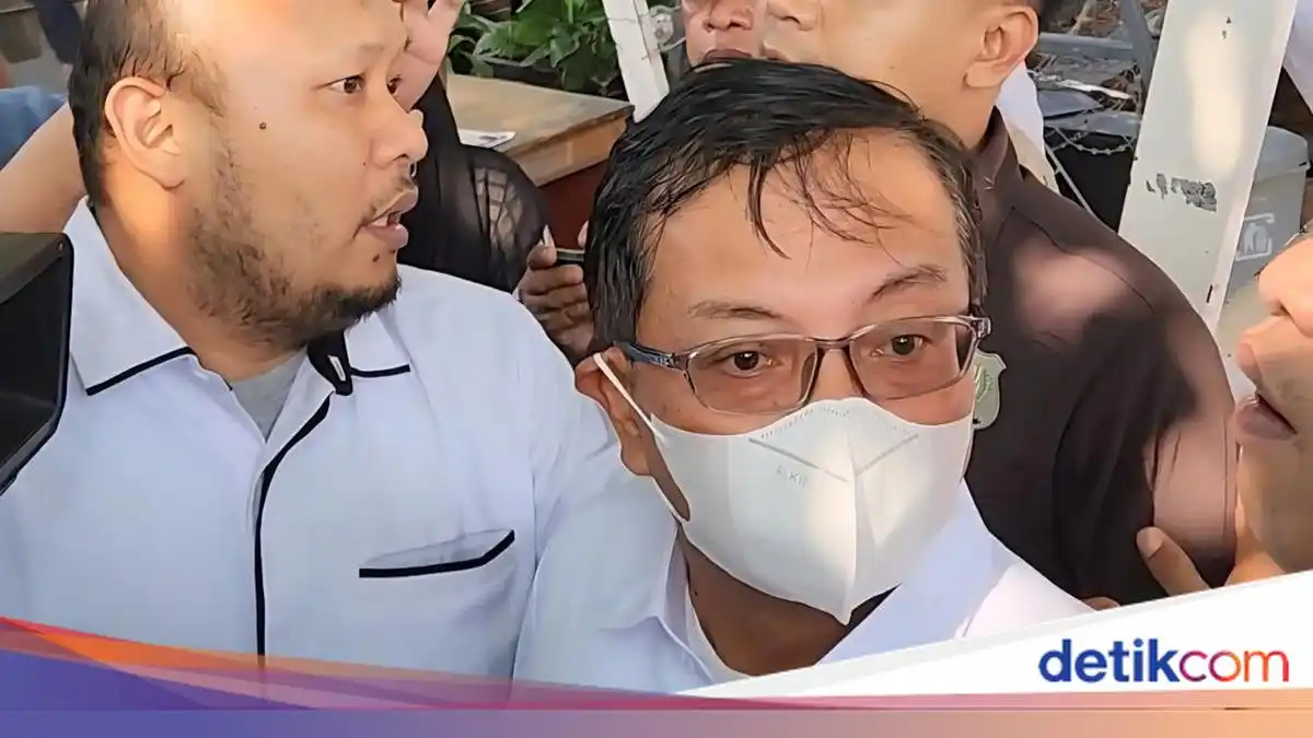 Rustian Meninggalkan Gedung KPK Setelah Pemeriksaan OTT Terkait BNPB