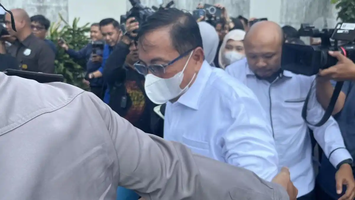 Rustian Keluar dari Gedung KPK Setelah Diperiksa dalam OTT di Lingkungan BNPB