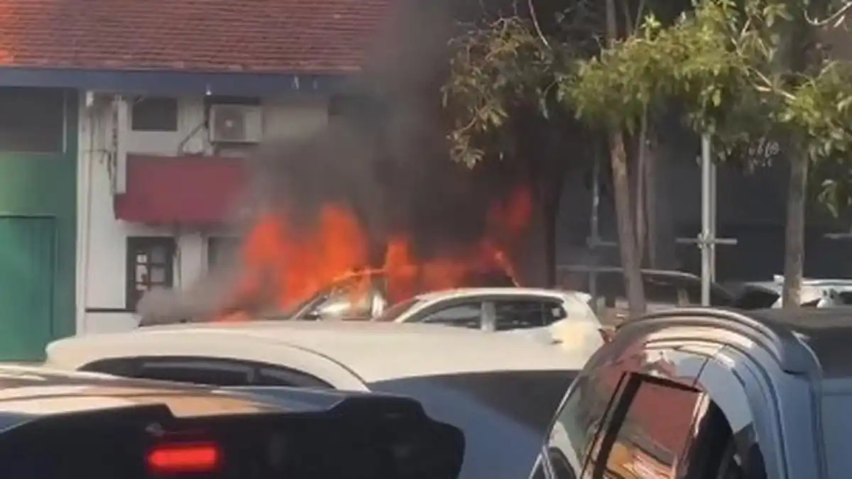 Api Melanda Mobil Listrik di Tebet, Petugas Kerahkan 28 Personel