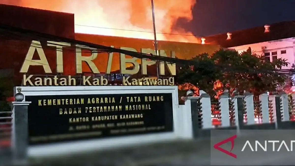 Kebakaran Hanguskan Sebagian Besar Kantor BPN Karawang, Penyebab Masih Diselidiki