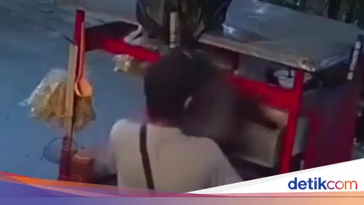 Rekaman CCTV Perlihatkan Pedagang Mi Ayam Memasukkan Kucing ke Laci Gerobak di Bekasi